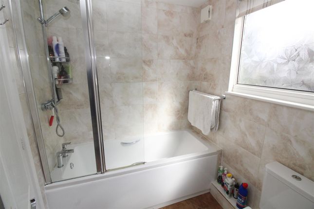 Room to rent in Charm Close, Horley