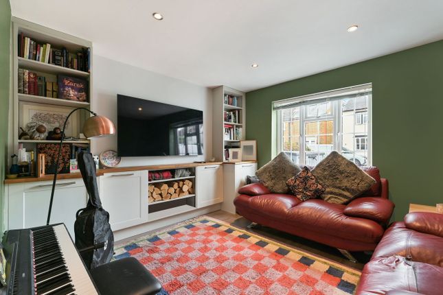 8, Sunbury Lane, Walton-on-Thames photo 3