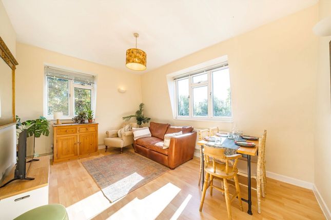 Flat 36, Moreton House, Garratt Lane, London photo 2
