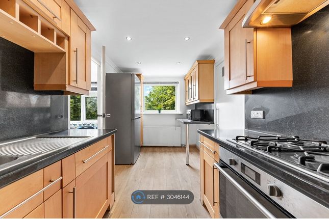 Rutland Place, Bushey photo 2