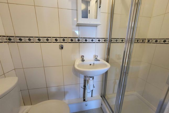 Flat 3, 122 High Street, Strood photo 3