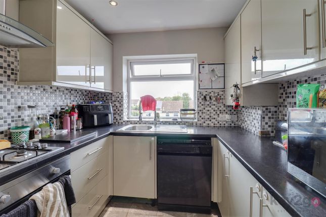 18, Westcroft Glen, Sheffield photo 2