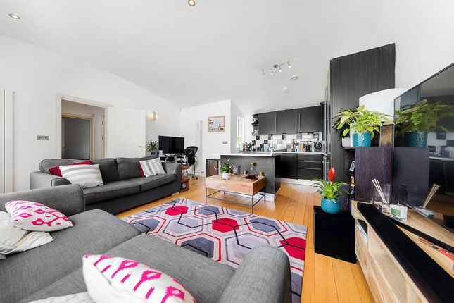 Thumbnail Flat to rent in Gerards Place, Clapham Common North Side, London