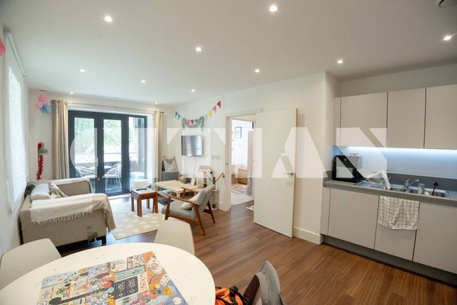 10 Wagtail Court, London photo 2