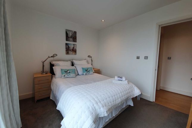 Flat to rent in Wapping High Street, London