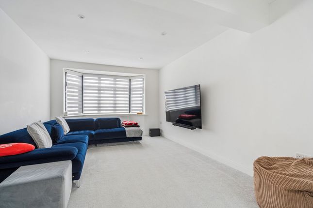 51 Westfield Avenue, Watford photo 3