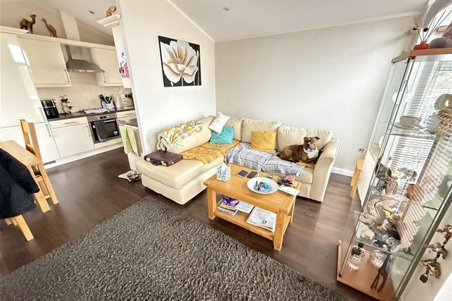 2-bed caravan on Hampstead Lane Yalding, Maidstone, £90,000