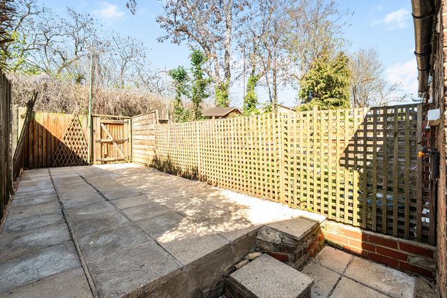 201, Eastcombe Avenue, London photo 4