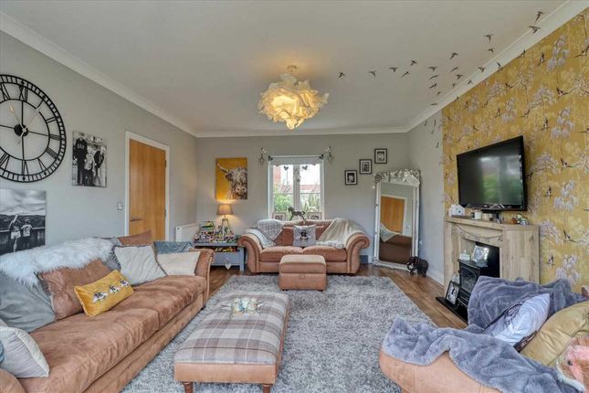 6, Cravenwood Close, Weeley photo 2