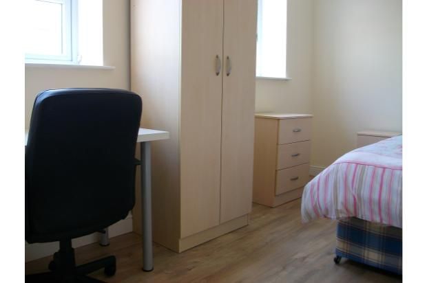 Flat to rent in Kempston Street, Liverpool