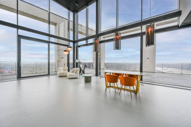 Flat for sale in The Penthouse, London City Island, Canary Wharf, London