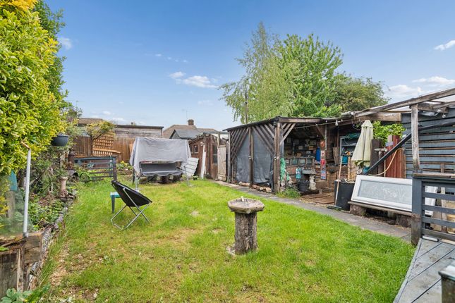 15 Carisbrooke Avenue, Watford photo 4