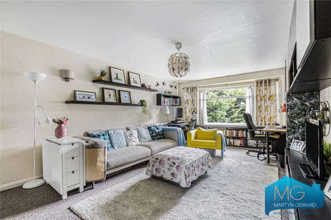 Flat for sale in Windsor Court, Southgate, London
