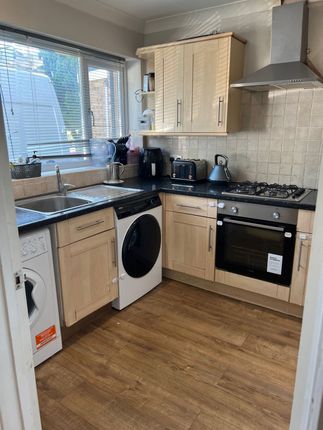 5a Willow Close, Colnbrook, Slough photo 4