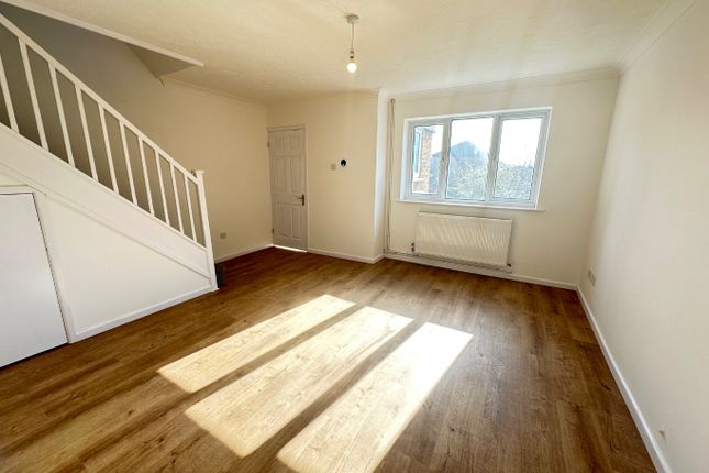 16, Temple Close, Luton photo 4