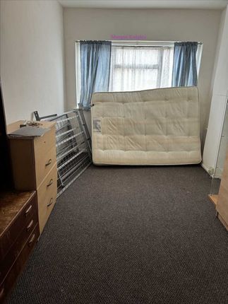 Room to rent in Chesterton Road, London