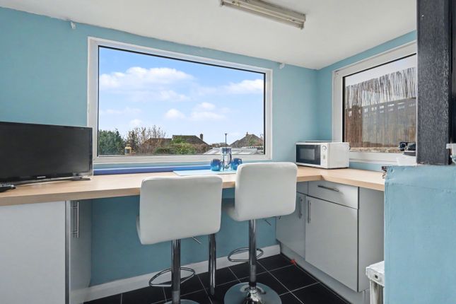 22, Willow Avenue, Exmouth photo 4