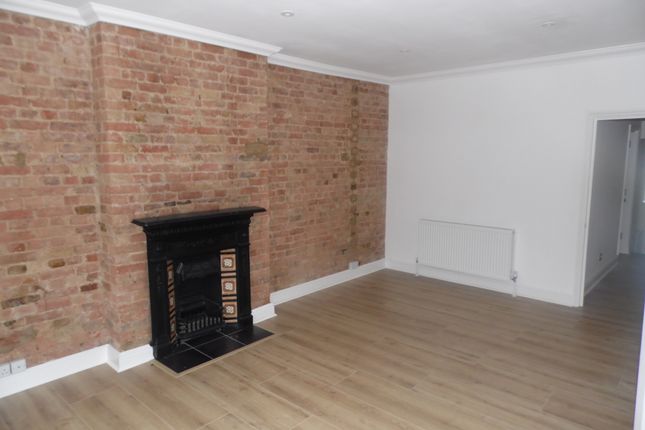 Flat to rent in Queen Anne Avenue, Bromley