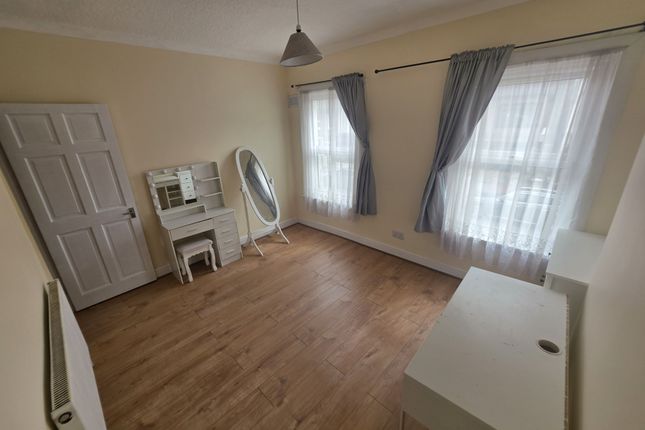 17, Wolsey Avenue, East Ham South photo 5