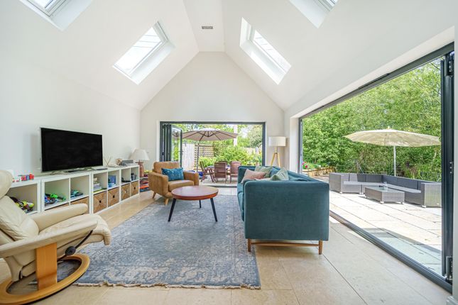 27, Churn Meadows, Cirencester photo 4