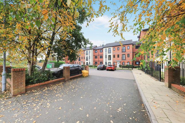 32, Deans Gate, Willenhall photo 2