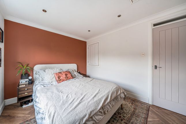 18, Crawshaw Road, Chertsey photo 4