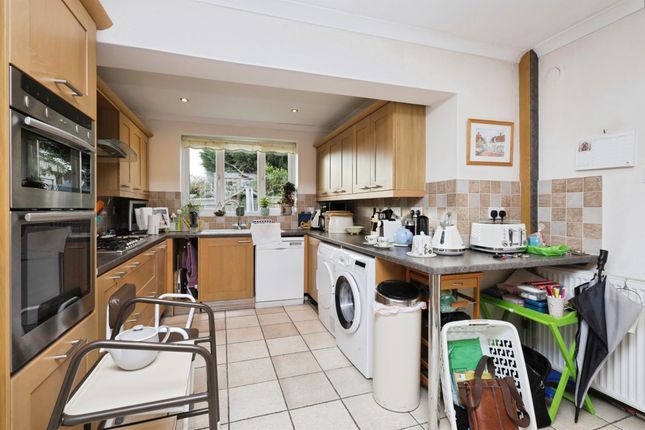 4, Lodge Avenue, Eastbourne photo 4
