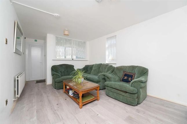 20, Ferraro Close, Hounslow photo 4