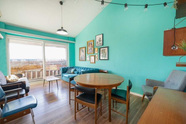 Flat for sale in Duncombe Road, London