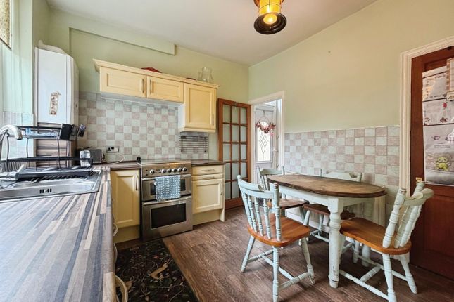 118, Wharncliffe Drive, Bradford photo 4