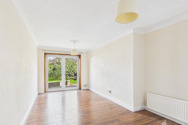 33, Fesants Croft, Harlow photo 3