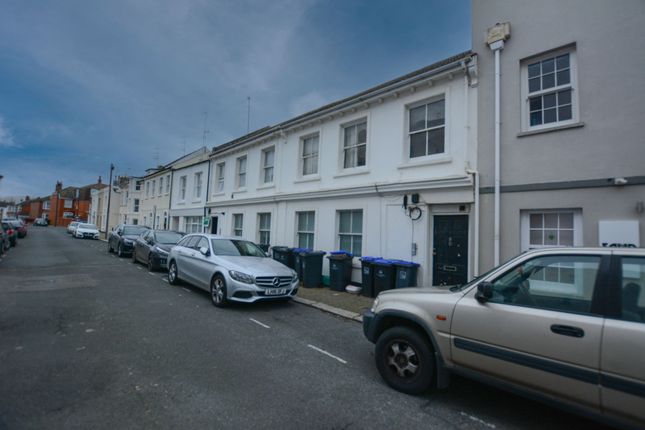 Flat 6, The Paragon, 9-10 Brunswick Road, Worthing photo 2