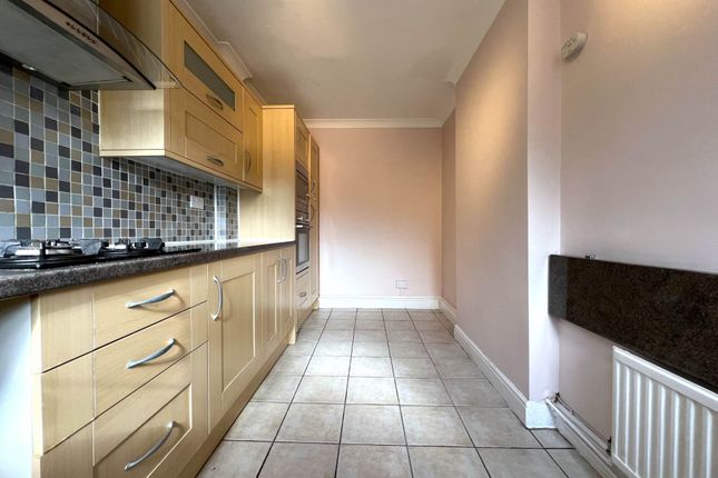 Terraced house to rent in Mangrove Road, Luton