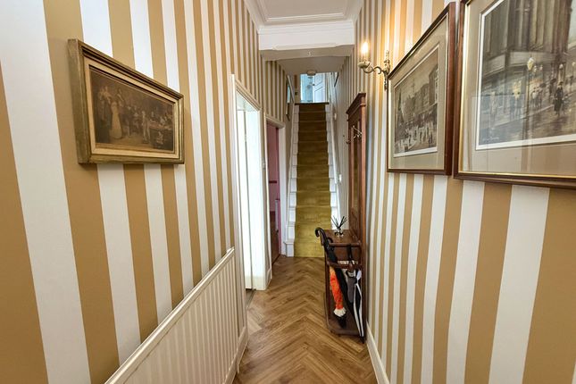8 The Grove, Sale photo 2
