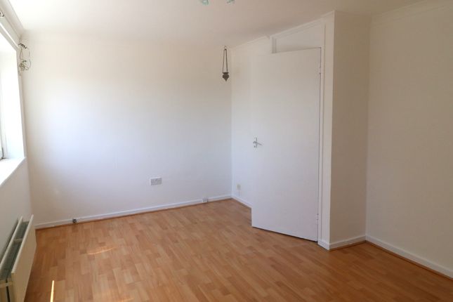 65, Heron Court, Bromley photo 4