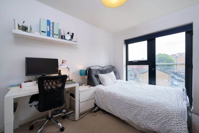 Flat for sale in Windsor Court, Bow, London