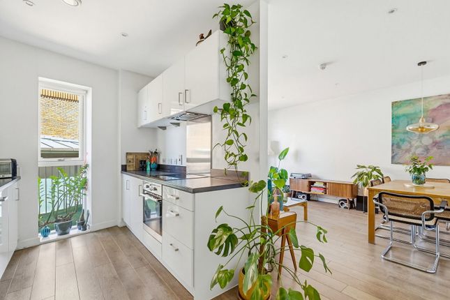21 Atkins Square,Flat 5, Dalston Lane, London photo 3