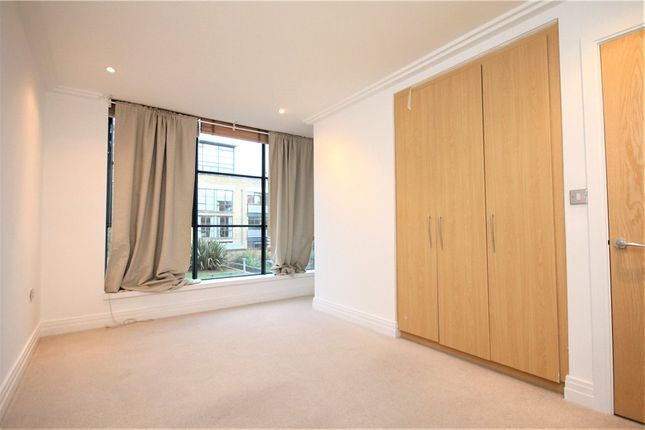 Flat to rent in Ferry Lane, Brentford