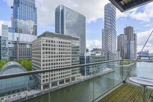 Flat to rent in Discovery Dock West, Canary Wharf, London