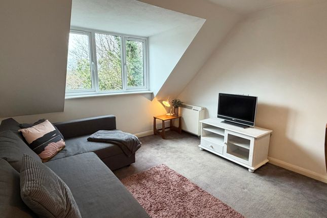 Flat 9, The Oaks 58a, Bonehurst Road, Horley photo 3