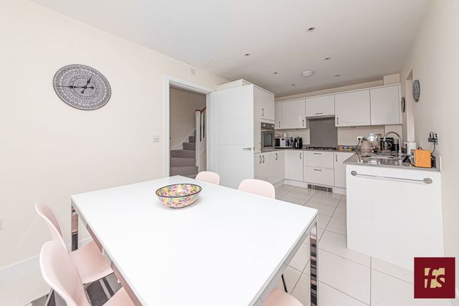 1, Dashers Close, Crowthorne photo 2