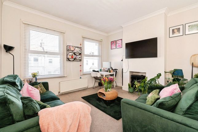 2-bed flat on South Avenue, Essex, £190,000