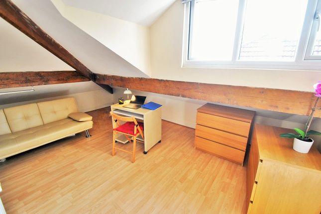 A Cozy And Well-Lit Double Bedroom Featuring A Com...