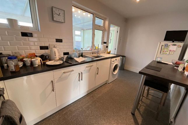 69 Somerset Gardens, Hornchurch photo 2