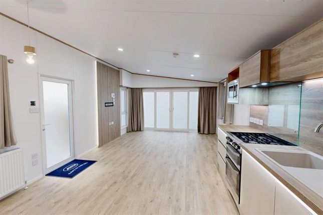 2-bed caravan on Tattershall Lakes Country Park, Sleaford Rd, Lincoln, £49,995