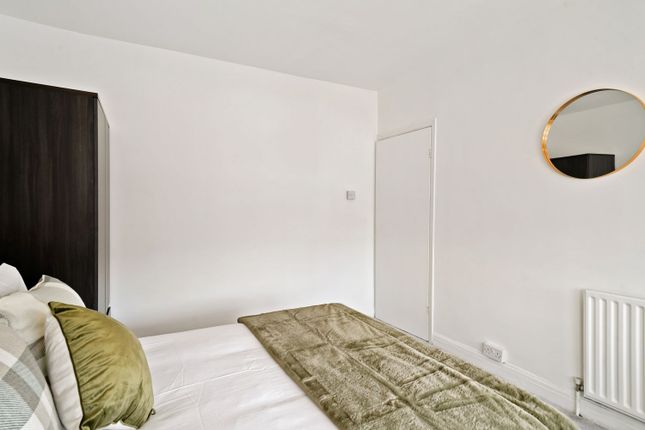 Room to rent in Fairfield Drive, Greenford