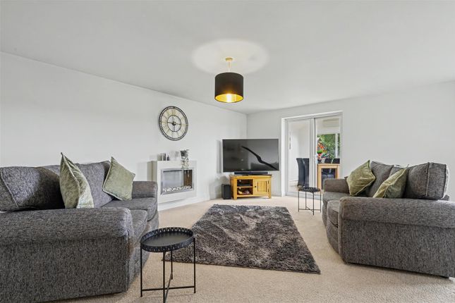 31, Tudor Court, Derbyshire photo 3