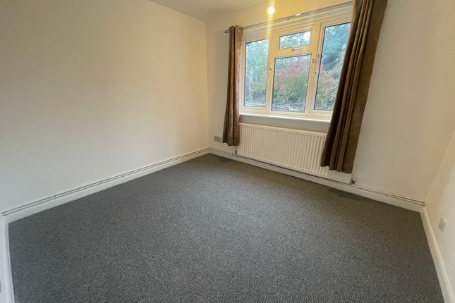 Bullen Court, Hainault photo 5