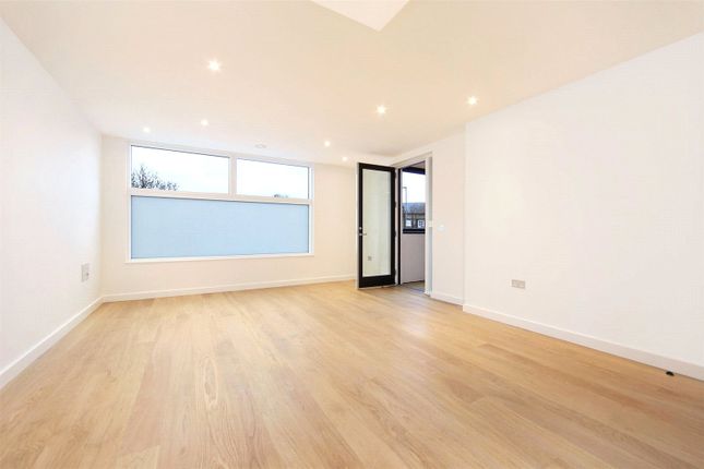 Thumbnail Flat to rent in Holland Park Avenue, Holland Park