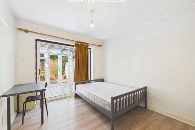 9, Spring Rise, Egham photo 3